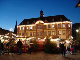 Neustadter Weihnachtsmarkt am historischen Marktplatz